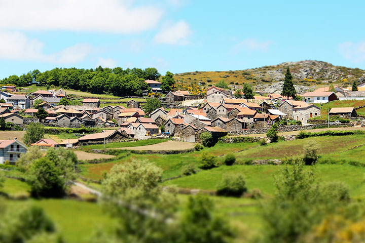 panorama d'un village au sein d'un paysage rural