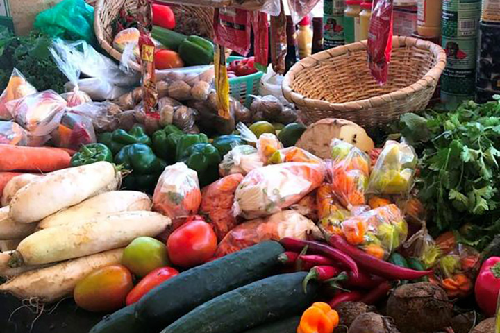 fruits et légumes tropicaux sur un étal de marché en Afrique de l'Ouest